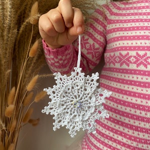 Beautifully crochet snowflakes with crystal/Christmas tree decoration/Christmas ornament/handmade gift